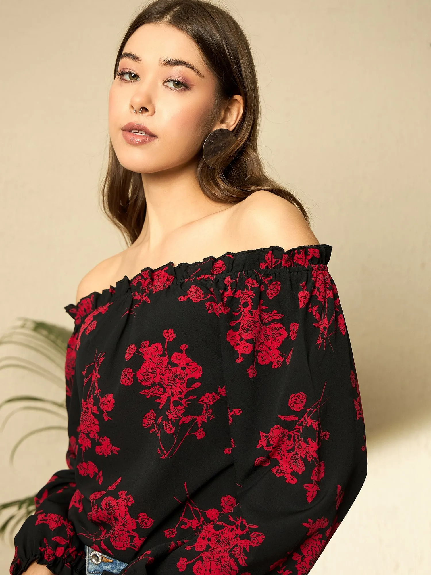Berrylush Women Black Floral Printed Off-Shoulder Sleeveless Regular Top