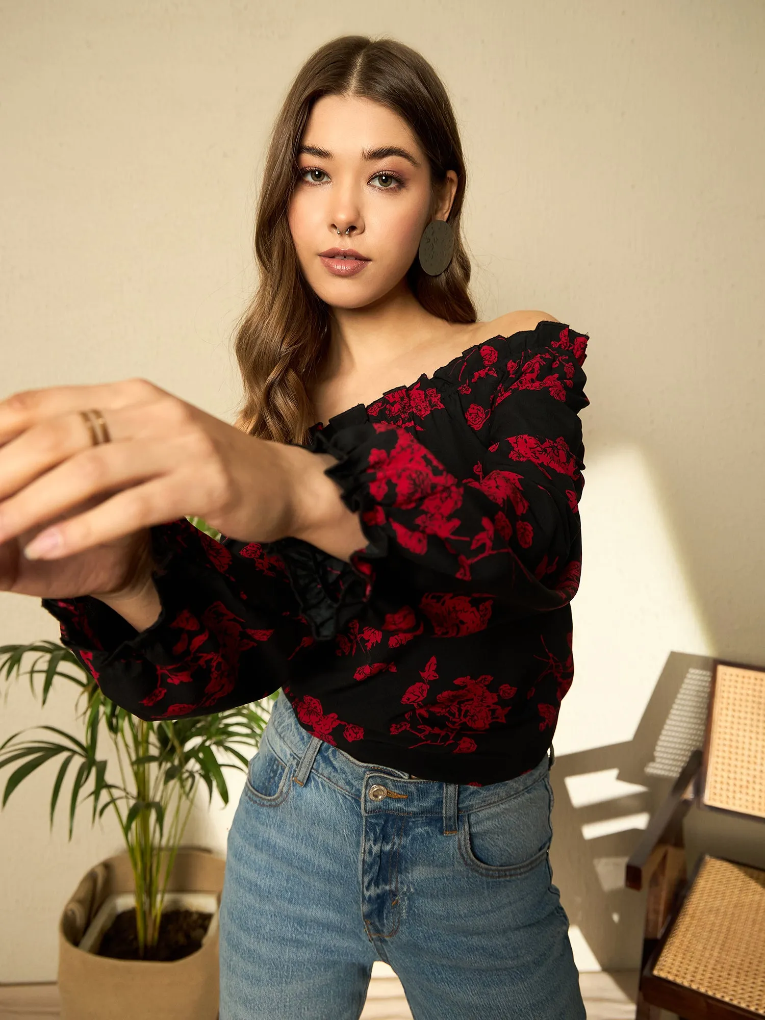 Berrylush Women Black Floral Printed Off-Shoulder Sleeveless Regular Top
